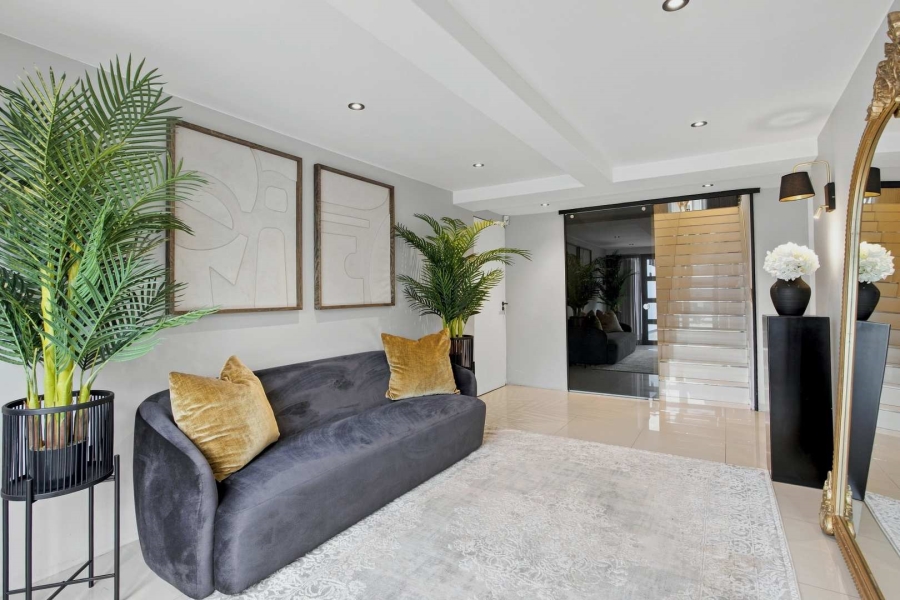 7 Bedroom Property for Sale in Oranjezicht Western Cape